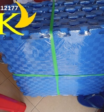 Thảm xốp màu xanh lót sàn phòng gym 